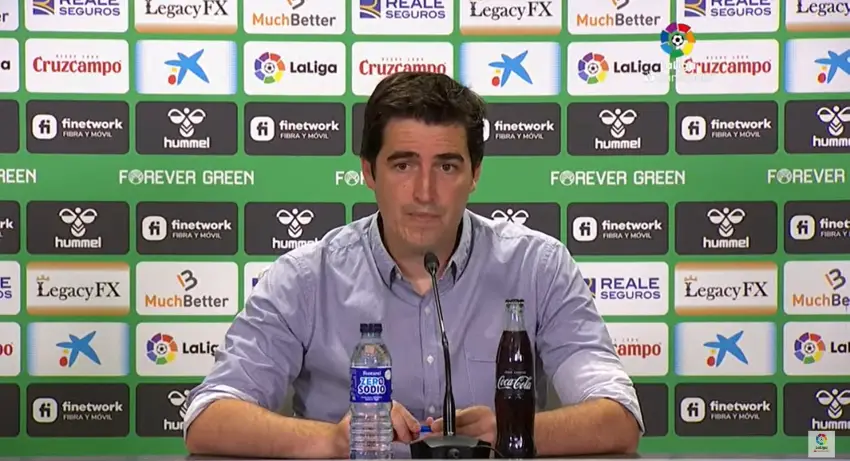 Iraola, en la rueda de prensa del Betis - Rayo Vallecano