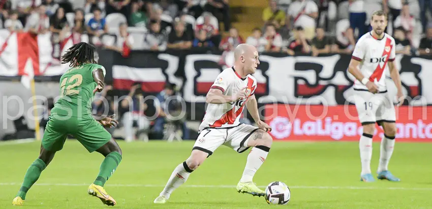 Isi durante el partido ante el Elche de la temporada pasada