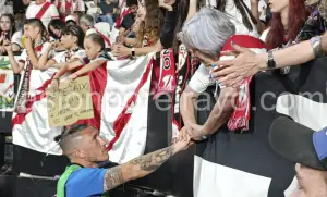 Pacha Espino saludando a Lola en el fondo de Vallecas.