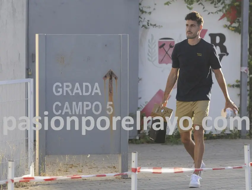 El capitán Oscar Valentín a su llegada a la ciudad deportiva