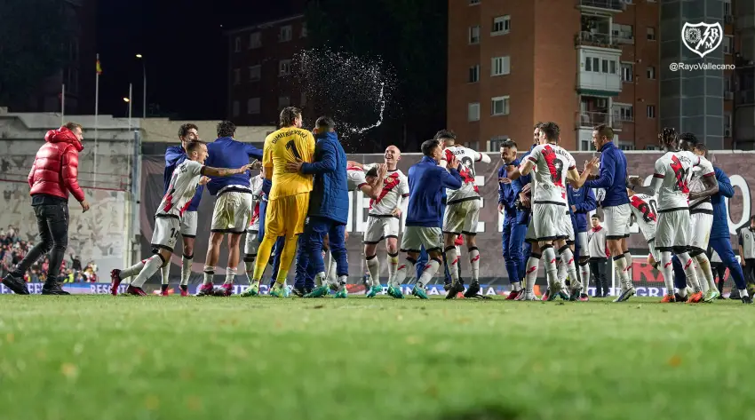 Los jugadores del Rayo celebraron el triunfo con su afición