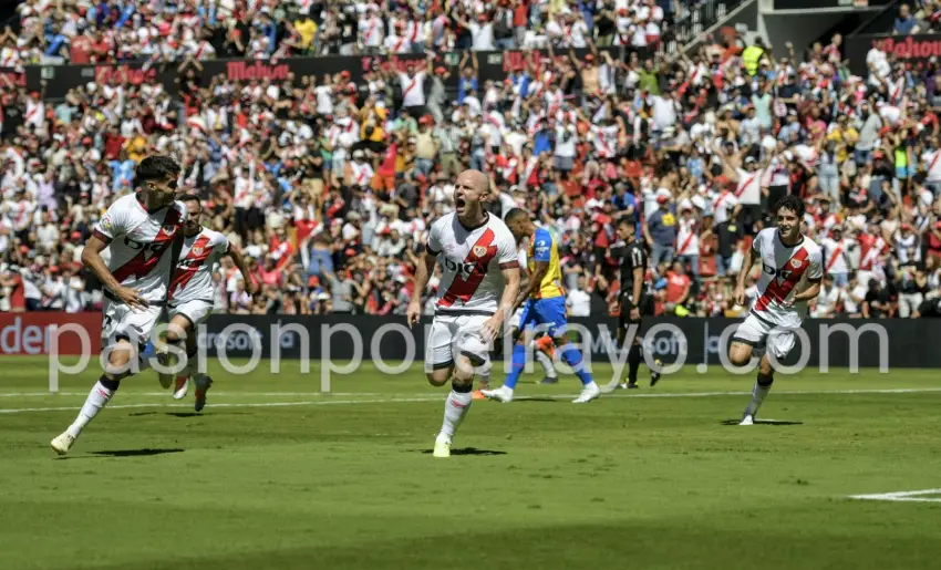 Isi, celebrando su gol contra el Valencia