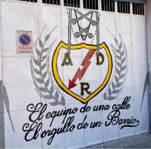 La afición del Rayo celebra su 98º cumpleaños con un mural en su &#039;Kilómetro 0&#039;