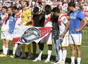 Los jugadores del Rayo mostraron la bandera del &quot;No nos moverán&quot;