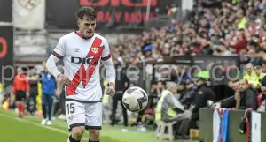 Pep Chavarría, en un partido con el Rayo Vallecano