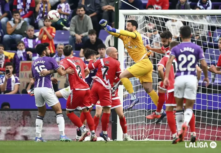 Batalla despejando un balón en el partido ante el Valladolid