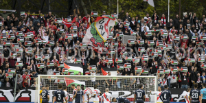 Banderas palestinas en el fondo del Estadio de Vallecas durante el Rayo - Real Sociedad