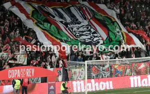 Tifo en el fondo durante la salida al césped de los jugadores de Rayo y Betis en la semifinal copera