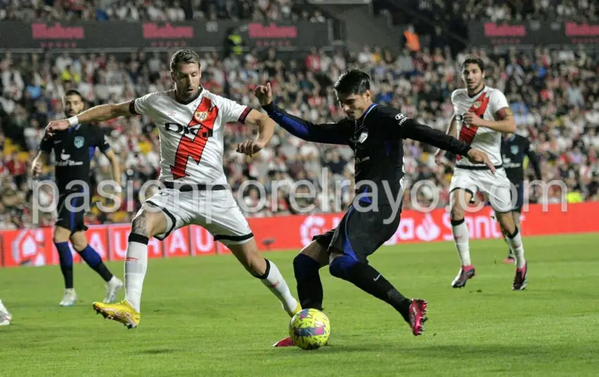 Lejeune, en un lance del Rayo Vallecano - Atlético de Madrid