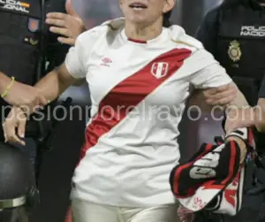 El colegiado Sánchez Martínez confunde las camisetas de Perú y del Rayo Vallecano