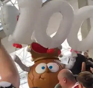 La mascota de la Real Sociedad cantó el cumpleaños feliz con la afición rayista