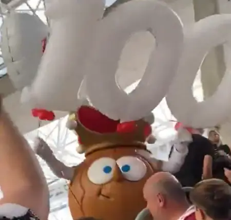 La mascota de la Real Sociedad cantó el cumpleaños feliz con la afición rayista