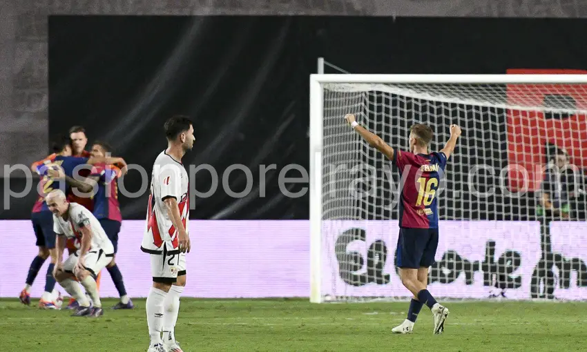 Momento en el que el colegiado señala el final del partido, con los jugadores del Barsa felicitándose por la victoria