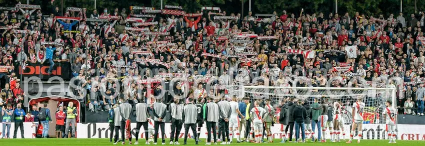 Afición del Rayo Vallecano en el fondo de Vallecas