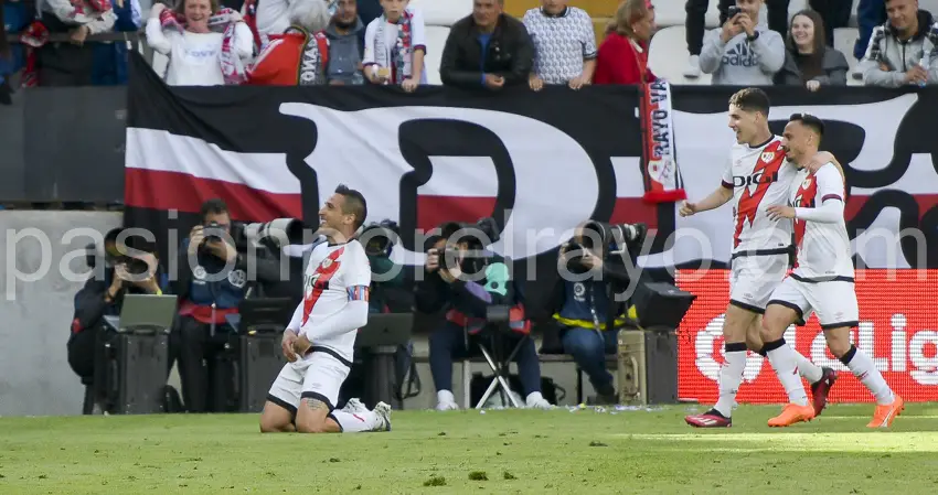 Trejo celebrando su golazo ante el Girona antes de fallar el penalti junto a Isi