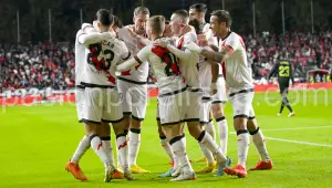 Los jugadores del Rayo celebran el gol de Santi Comesaña ante el Real Madrid