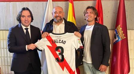 El Rayo Vallecano donó una camiseta de Falcao a la Fundación para el Fomento de la Investiación de la ELA