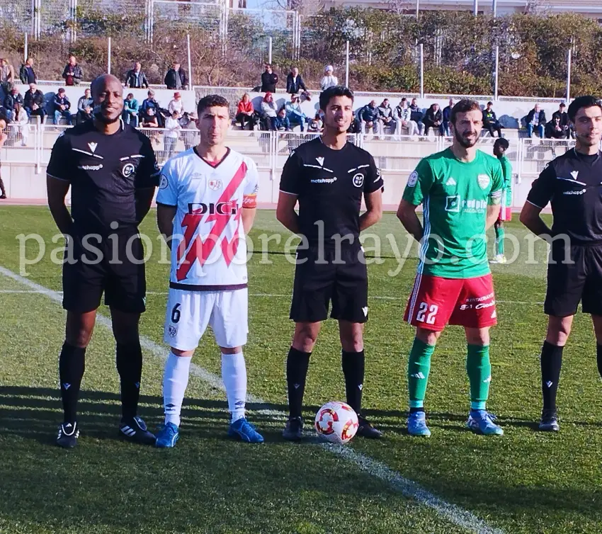 Saludo de capitanes y árbitros en el Rayo B - Trival Valderas