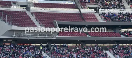 La zona visitante desierta tras la decisión del At. Madrid de devolver las entradas de los aficionados del Rayo