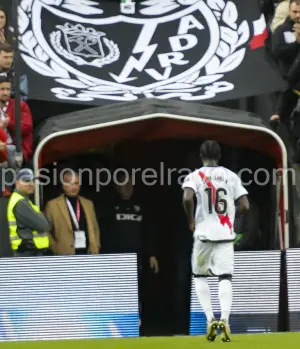 Mumin abandonando el terreno de juego tras ser expulsado ante el Alavés