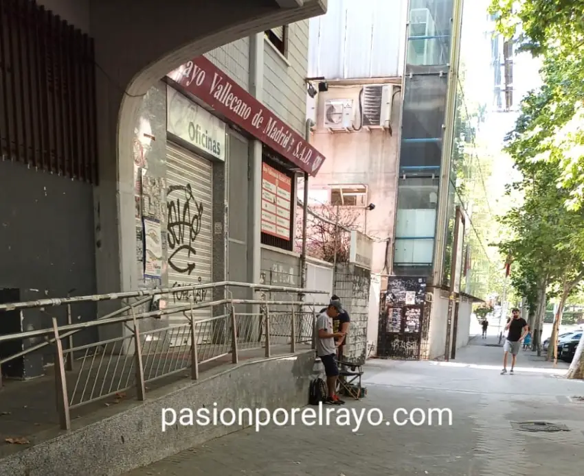 Aficionados preparándose para hacer noche en el estadio de Vallecas