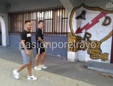 Salvi, a su llegada al estadio de Vallecas con Álvaro García