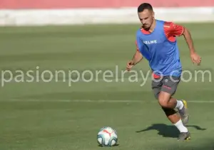 Álvaro García, en un entrenamiento del Rayo Vallecano