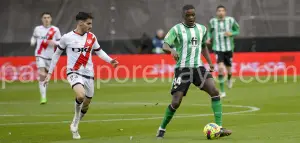 Oscar Valentín durante el choque ante el Betis en Vallecas