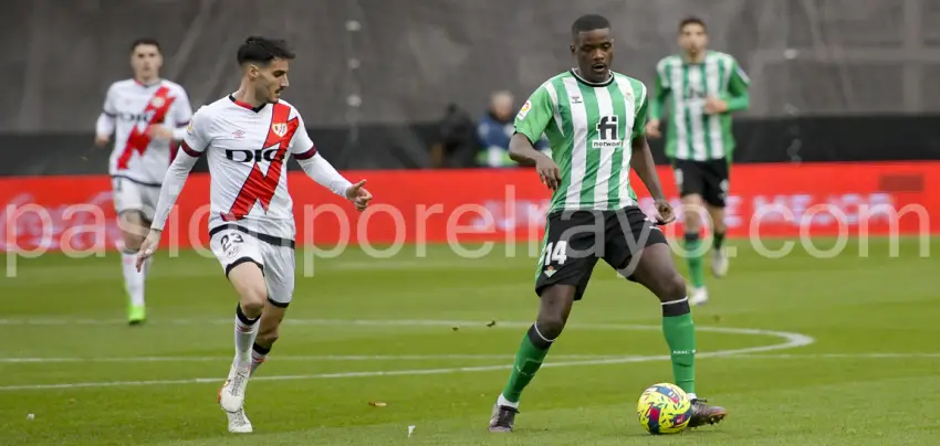 Oscar Valentín durante el choque ante el Betis en Vallecas