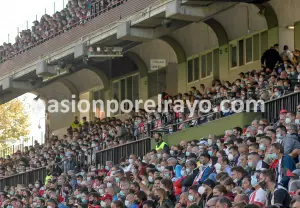 Imagen de la grada y el palco del estadio de Vallecas en un partido de esta temporada