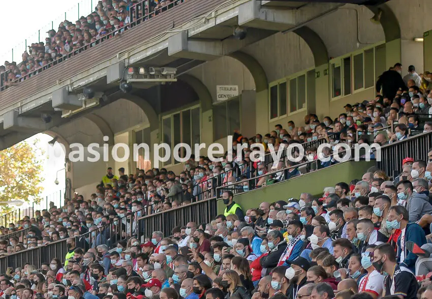 Imagen de la grada y el palco del estadio de Vallecas en un partido de esta temporada