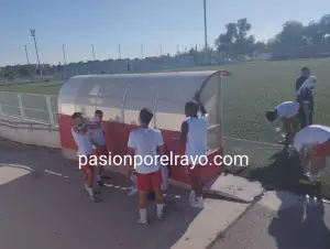 Jugadores del Rayo B 24/25 bajo el intenso calor en su primer entrenamiento