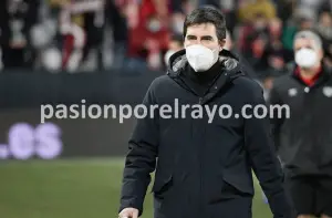 Andoni Iraola dirigiéndose al banquillo instantes antes del comienzo del partido ante el Athletic