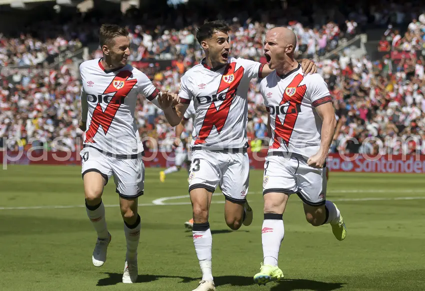 Isi Palazón celebrando su gol ante el Valencia junto a Oscar Valentín y Balliu