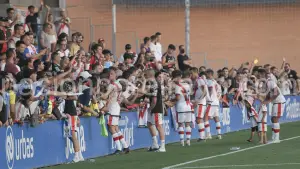 Momento en el que, a la conclusión del partido, varios jugadores del Rayo acudieron a la banda