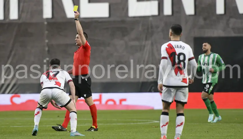 Díaz de Mera durante el Rayo - Betis de esta temporada