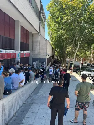 Los aficionados del Rayo tuvieron que esperar muchas horas para adquirir un abono