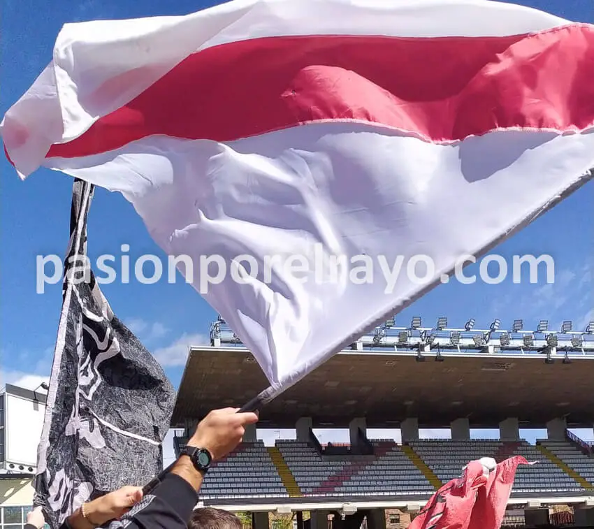 La afición del Rayo estuvo junto al equipo en la previa del partido ante el Sevilla