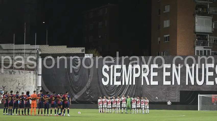 Imagen del minuto de silencio en el Rayo - Barcelona