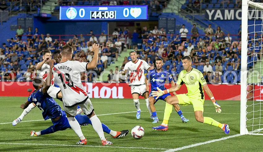 De Frutos, en uno de los pocos acercamientos del Rayo Vallecano