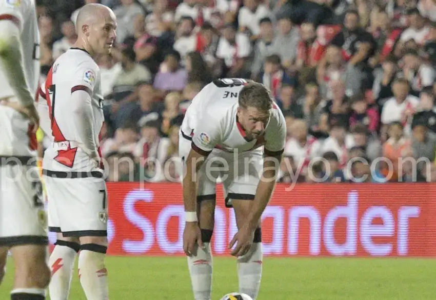 Lejeune, en el lanzamiento de una falta