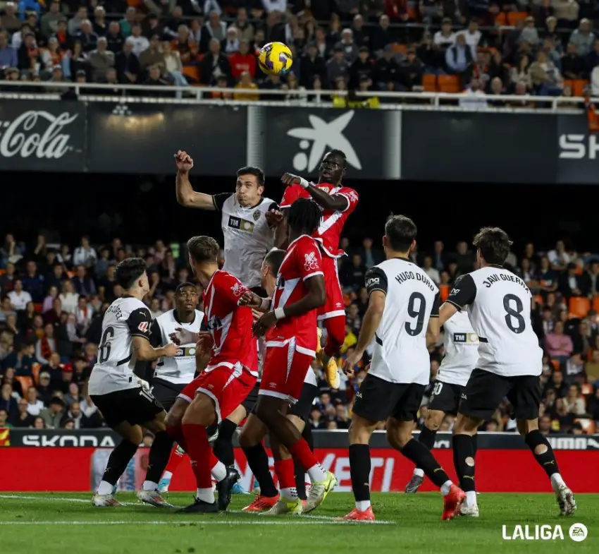 Ciss en su remate de cabeza para hacer el 0-1 en Valencia.