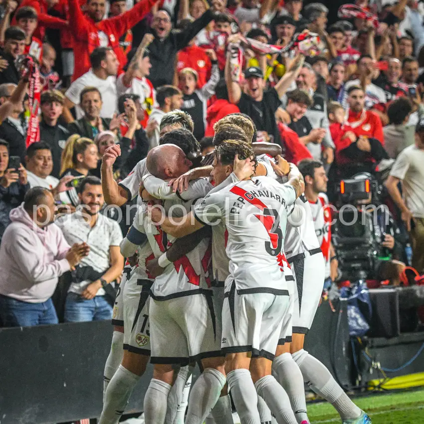 Celebración del gol del Rayo Vallecano contra el Atlético de Madrid