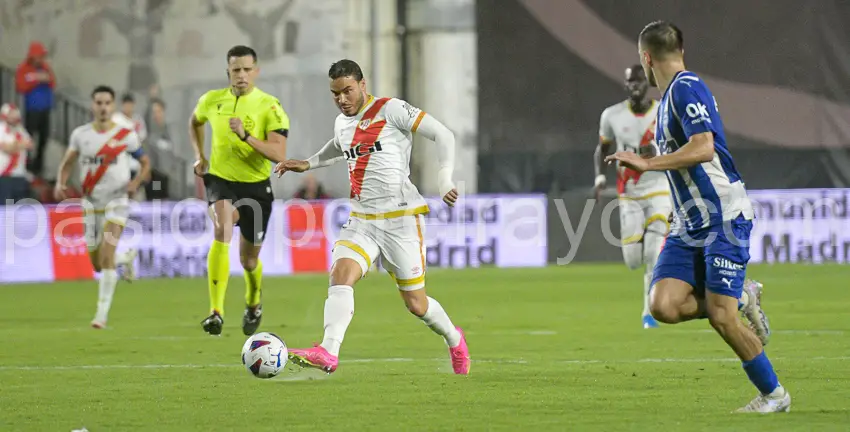 Raúl de Tomás dando el pase en profundidad a Alvaro que finalizaría con el gol de De Frutos.