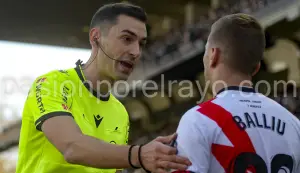 Muñiz Ruiz con Balliu en un partido en el Estadio de Vallecas