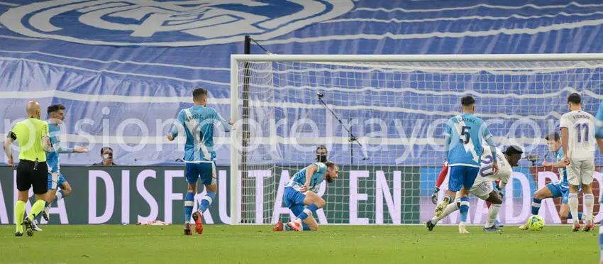 Momento en el que Vinicius recorta a toda la defensa y Valentín, en el fondo, espera para salvar el gol