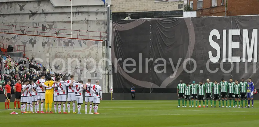 Rayo Vallecano y Betis se juntaron en el círculo central durante el minuto de silencio en memoria de Pelé.