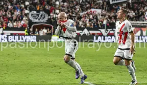 Isi celebrando su gol ante el At. Madrid besando el escudo del Rayo