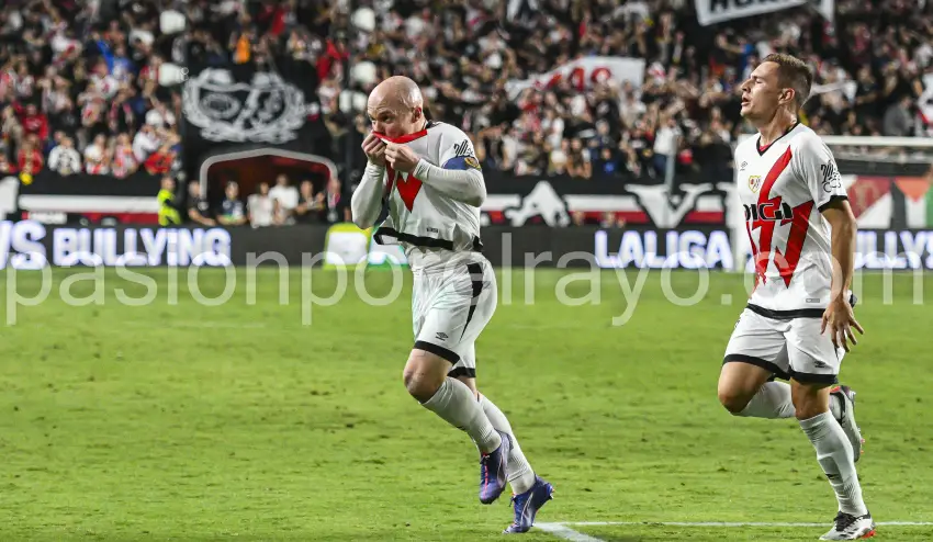 Isi celebrando su gol ante el At. Madrid besando el escudo del Rayo