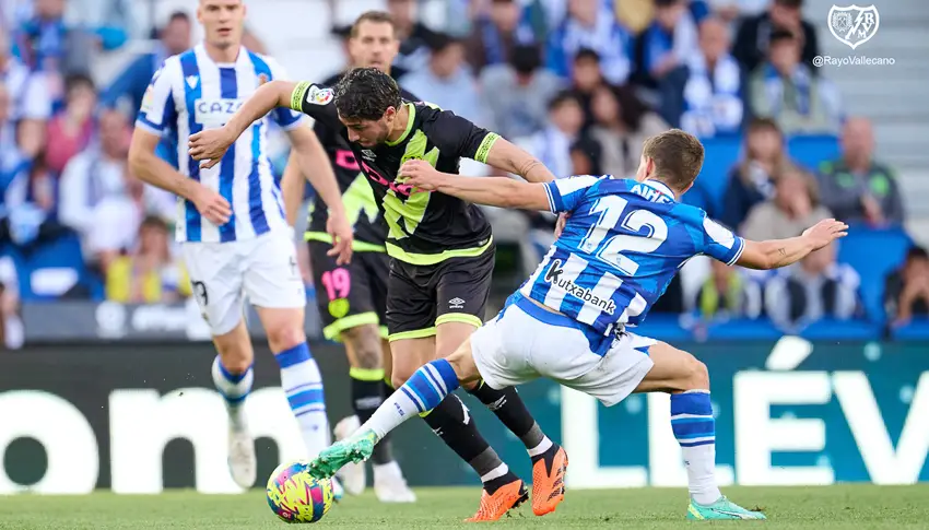 Santi Comesaña en una acción de juego del partido entre Real Sociedad y Rayo Vallecano en Anoeta